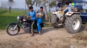 玩车改装2018年第1期 印度的摩托车确实不是吹的，竟然都可以拉动拖拉机了！ 蓝光(1080P)